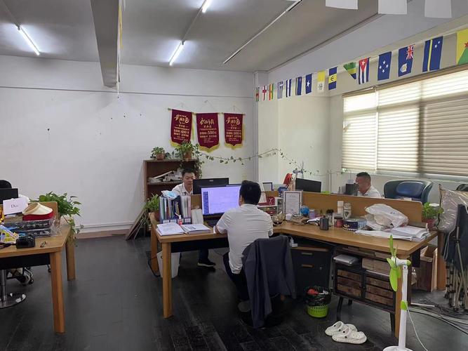 章军,公司经营范围包括:智能家庭消费设备制造;互联网销售